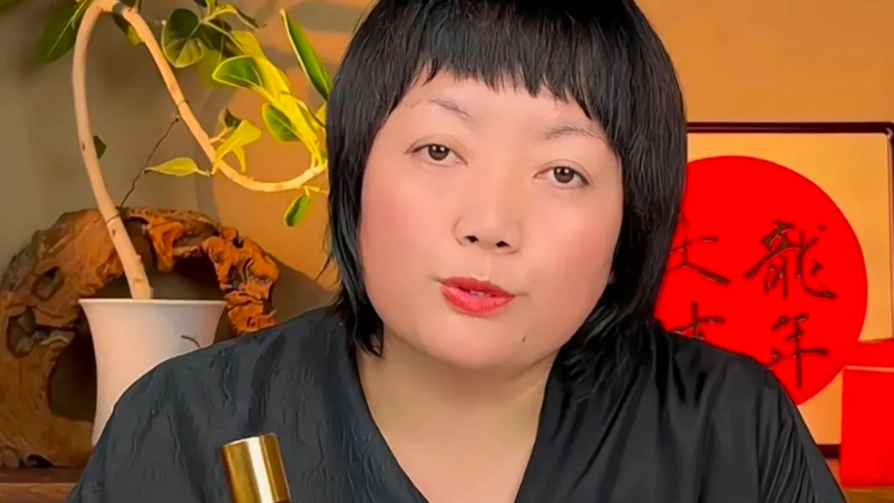 隋美芝在小红书视频中拿着知和无尤玫瑰产品